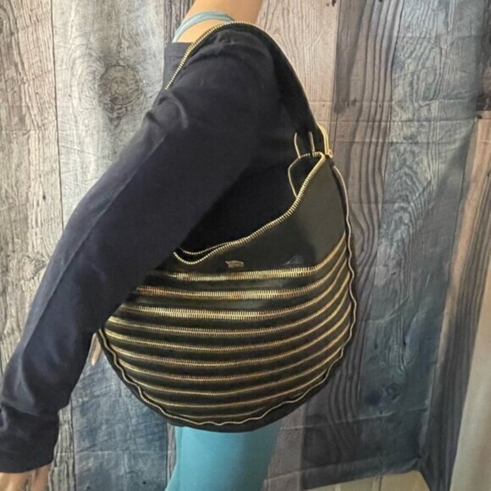 Burberry Black Leather Zipped Detail Malika Hobo ***EUC**.